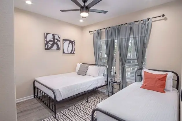 Beautiful Fenced 3BR 2BA Near Exciting Downtown - Oda
