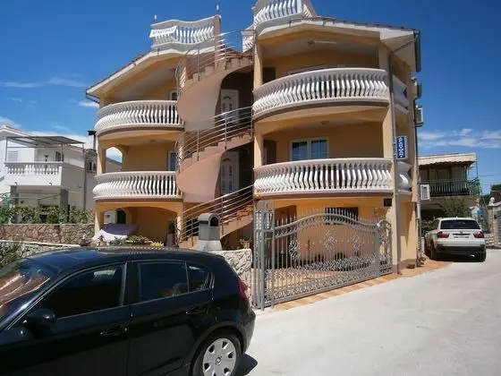 Beautiful Holiday Apartment Sanela for Relaxed Vacation - Öne Çıkan Resim