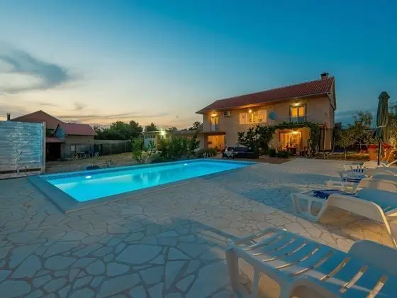 Beautiful Holiday Home in Lisicic With Swimming Pool