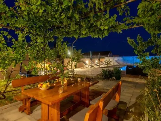Beautiful Holiday Home in Lisicic With Swimming Pool - Yerinde Yemek