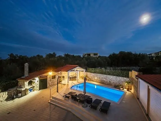 Beautiful Holiday Home in Mali Iž With Private Pool