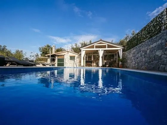 Beautiful Holiday Home in Mali Iž With Private Pool - Havuz