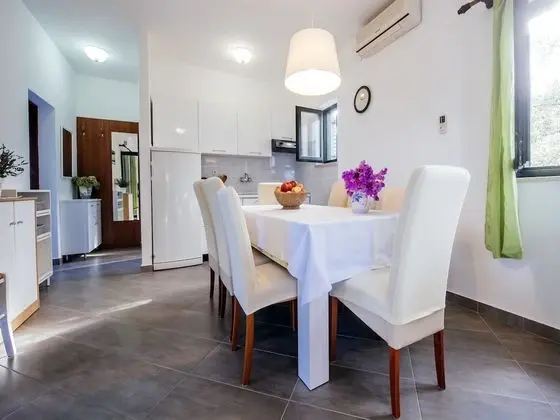 Beautiful Holiday Home in Mali Iž With Private Pool - Yerinde Yemek