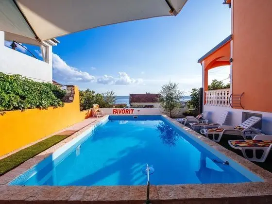 Beautiful Holiday Home in Maslenica Near Beach" - Havuz