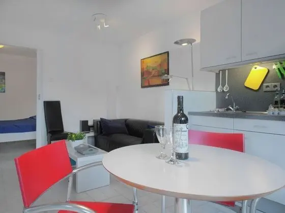 Beautiful Holiday Home Near Lawn Bowling in Krabbendam - Yerinde Yemek