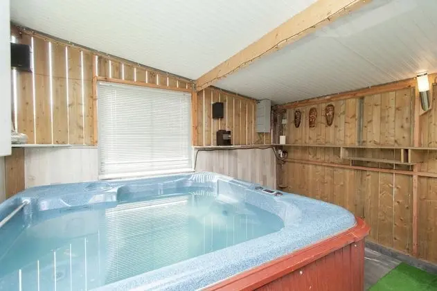 Beautiful Holiday Home in Schagerbrug With Bubble Bath - Spa