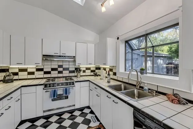 Beautiful home full of magnificent charm! Cozy and private backyard! Close to downtown! - Mutfak