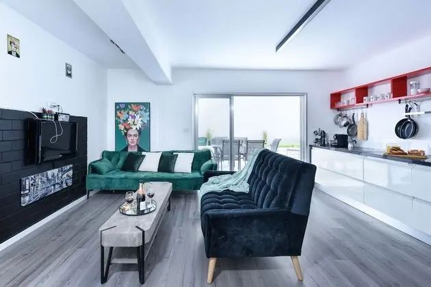 Beautiful Interior with Private Outdoor