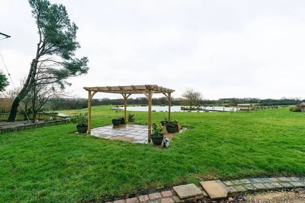 Beautiful Luxury Cottage on Lake Side, England - Dış Mekan