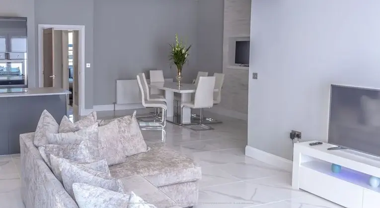 Beautiful Modern Open Plan Living With Hot Tub - İç Mekan