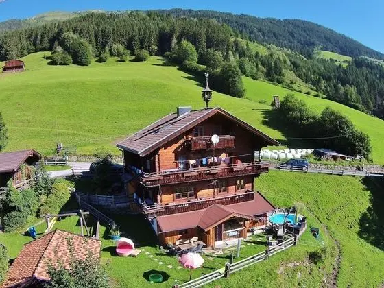 Beautiful Mountainside Chalet in Königsleiten