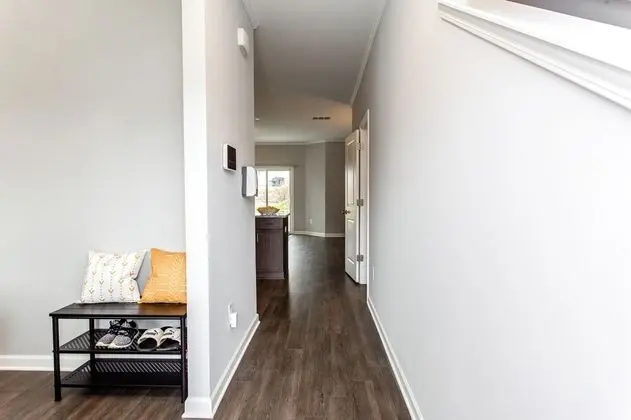 Beautiful New Construction Near Airport - İç Mekan