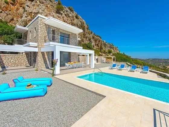 Beautiful new Luxury Villa With Infinity Pool, Outside Kitchen and sea View
