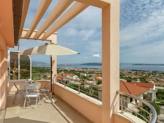 Beautiful Panoramic Views top Floor Apartment, in Between Split and Trogir