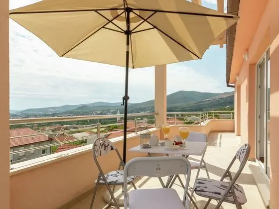 Beautiful Panoramic Views top Floor Apartment, in Between Split and Trogir - Yerinde Yemek