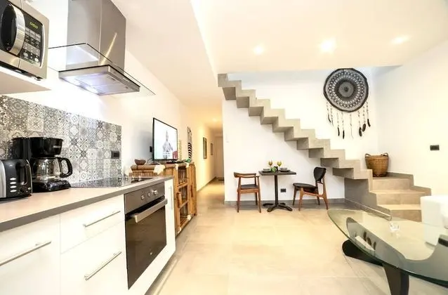 Beautiful Penthouse for 2 With Private Patio and Common Pool in the Building - Öne Çıkan Resim