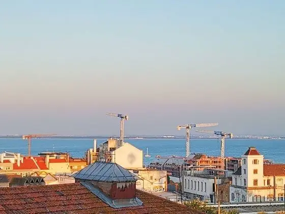 Beautiful Private Room With River View In Lisbon