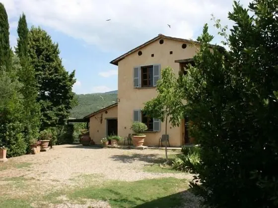 Beautiful private villa with WIFI, private pool, TV, pets allowed and parking, close to Arezzo