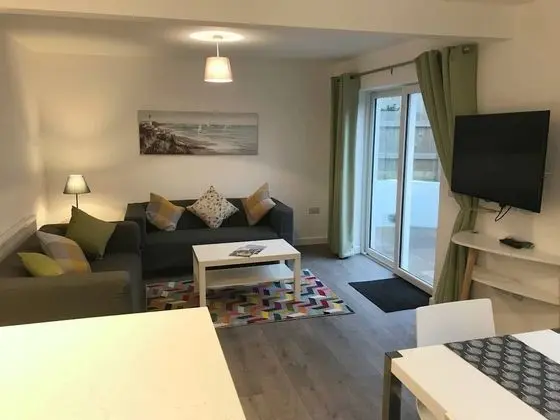Beautiful Refurbished Home - Short Walk to the Beach - Oda Düzeni