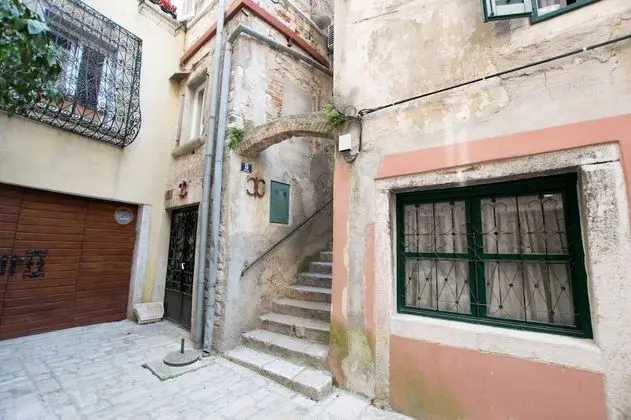 Beautiful Rustical Apartment in Rovinj - Dış Mekan