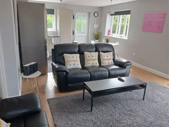 Beautiful and Secluded ,detached Garden Apartment - Oda Düzeni