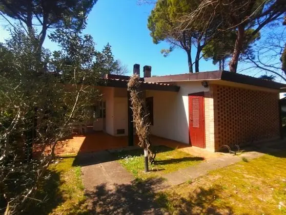 Beautiful Single Villa With Spacious Private Garden - Beach Place Included - Öne Çıkan Resim