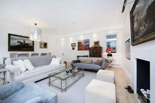 Beautiful and Spacious 2 Bed/2 Bath Property Just Moments From Earls Court