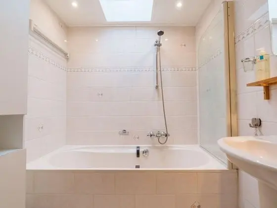 Beautiful, Spacious and Bright Holiday Home With Covered Veranda - Banyo Tipleri