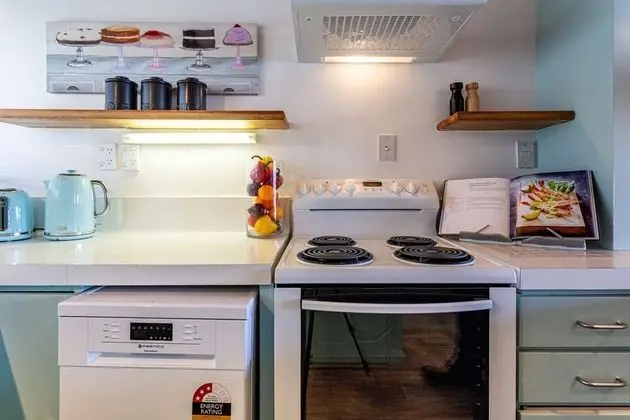 Beautiful Spacious Lake View City Townhouse - Mutfak