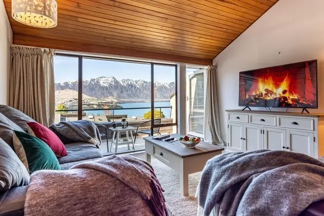 Beautiful Spacious Lake View City Townhouse - Öne Çıkan Resim