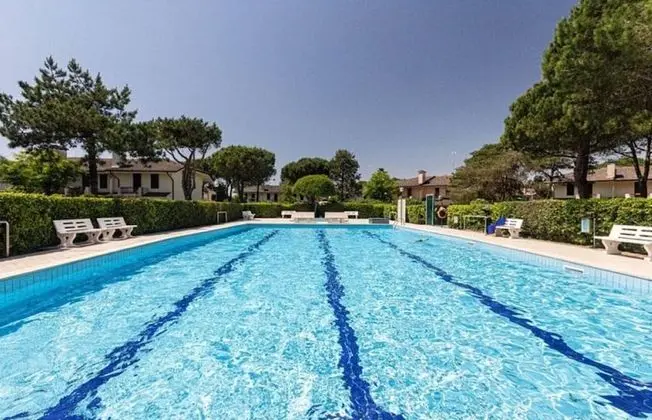 Beautiful Terraced House With Pool by Beahost Rentals