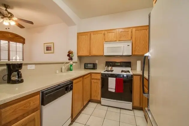 Beautiful Townhome with Pool - Mutfak