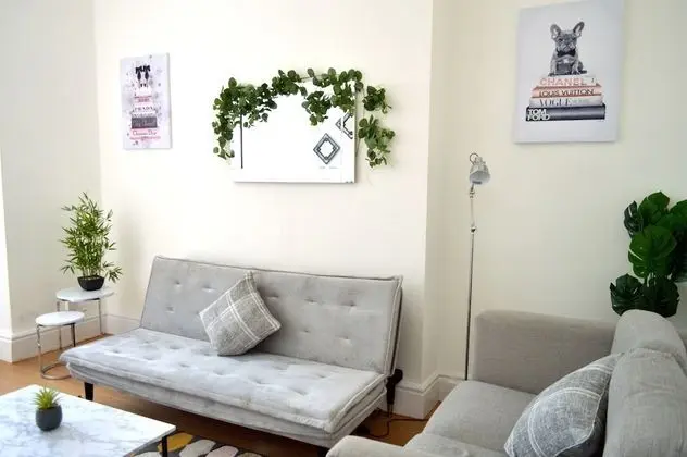 Beautiful Two-bed Apartment With Driveway Parking