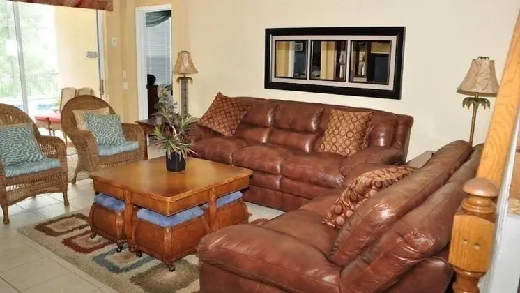 Beautifully Decorated 5 Bedroom 5 Bath Pool Home in Windsor Hills