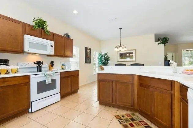 Beautifully Furnished Executive Home on Gated Community Near Disney and Champions Gate - 388 - Mutfak