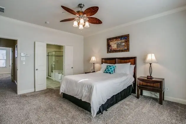 Beautifully furnished TownHome at shops - Oda