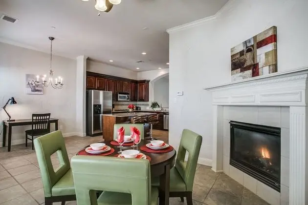 Beautifully furnished TownHome at shops - Oda Düzeni