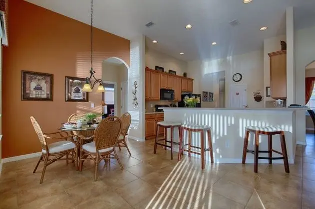 Beautifully Positioned Lake View Home - Mutfak