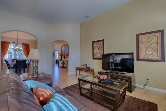 Beautifully Positioned Lake View Home - Oda Düzeni