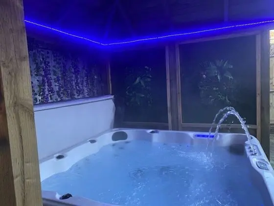 Beautifully Presented 6 bed 5 & a Half Bath House - Spa
