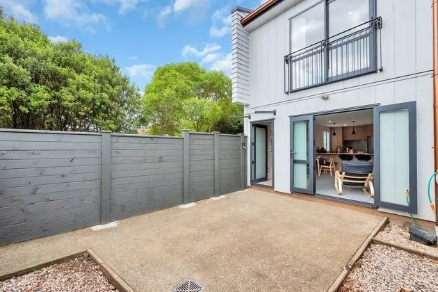 Beautifully Styled 2BR w 2 Carparks & Aircon