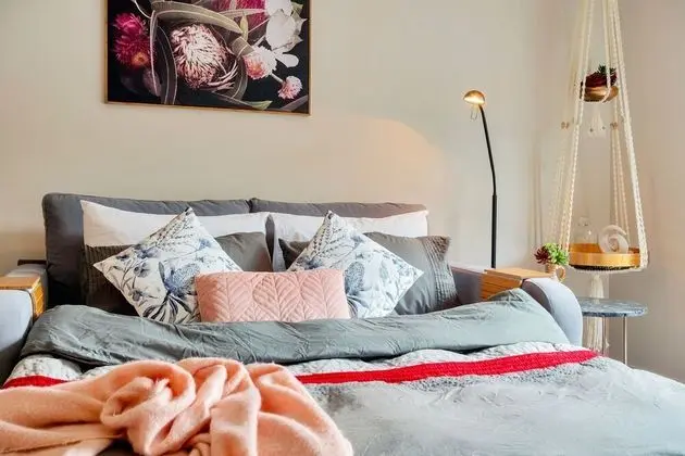 Beautifully Styled 2BR w 2 Carparks & Aircon - İç Mekan