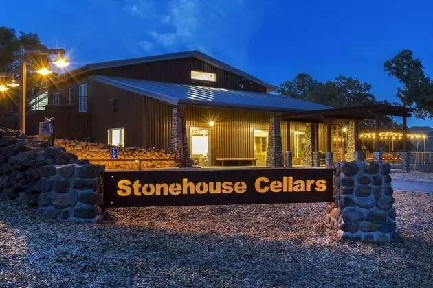 Bed & Barrel at Stonehouse Cellars - Öne Çıkan Resim