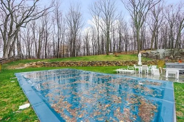 Bedford Big House w Heated Pool & Hot Tub on 4 Acres! Perfect Place to Social Distance and Stay Safe. Super-host Support, Check out our Reviews! - Havuz