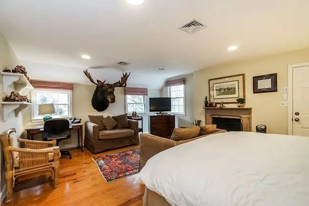 Bedford Big House w Heated Pool & Hot Tub on 4 Acres! Perfect Place to Social Distance and Stay Safe. Super-host Support, Check out our Reviews! - Oda