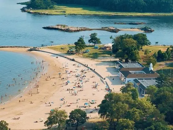 Bedford Big House w Heated Pool & Hot Tub on 4 Acres! Perfect Place to Social Distance and Stay Safe. Super-host Support, Check out our Reviews! - Plaj