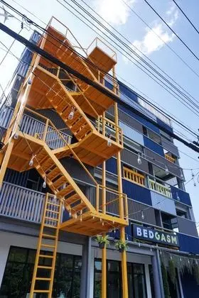 BEDGASM Poshtel x Café at Nimman - Dış Mekan