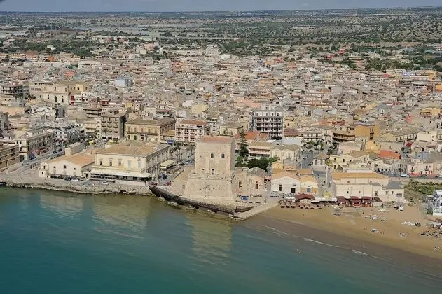 Bella Vista CaseSicule, Sea View Apartment with Terrace, Beach 50 m, Wi-Fi