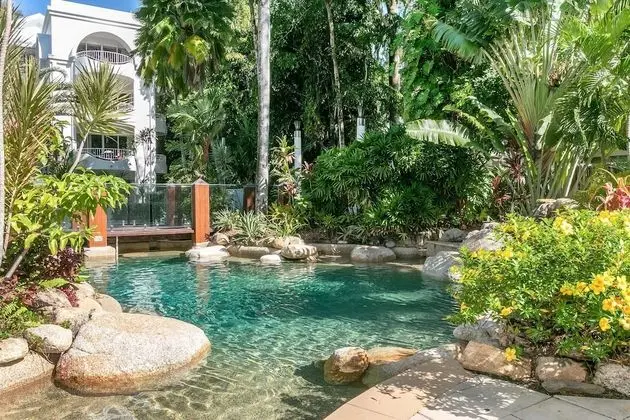 Belle Escapes - Absolute Beachfront Apartment in Alamanda Resort 21 - Havuz