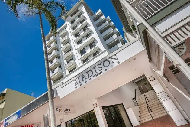 Belle Escapes - Chic City Apartment with Water Views - Dış Mekan